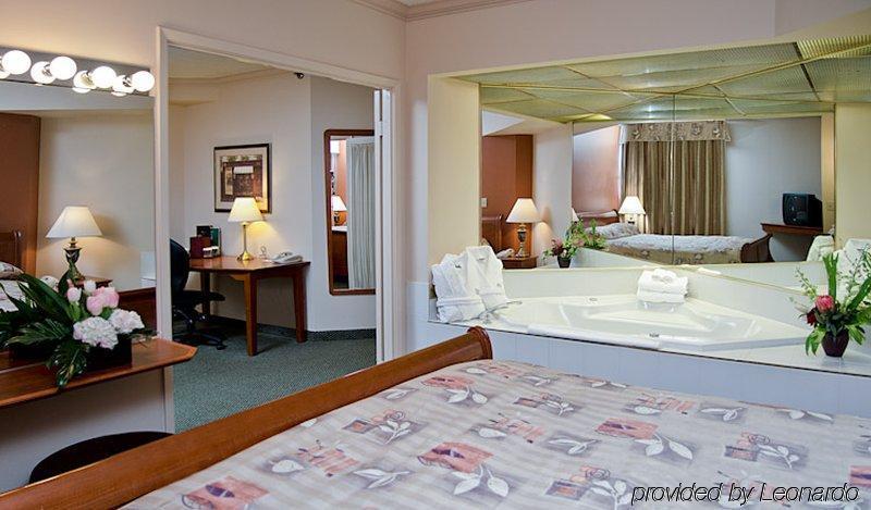 Sandman Signature Mississauga Hotel Стая снимка